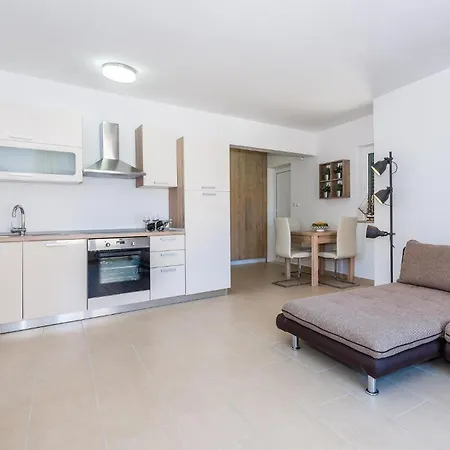 Stunning In With Kitchen بيتينا